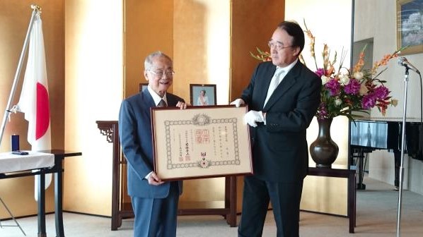 2015年接受日本政府頒發旭日小綬章